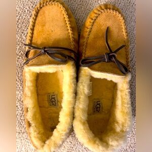 GENTLY LOVED UGG SLIPPERS/LOAFERS! SZ. 8